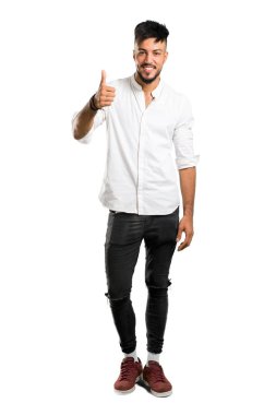 Beyaz gömlekli Arap bir gencin izole edilmiş beyaz arka planda gülümseyişini gösteren uzun bir resmi.