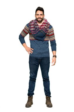 Silah, kalça ile poz ve izole beyaz arka plan üzerinde gülümseyen hippi insanın tam uzunlukta atış