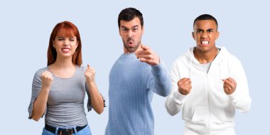 Üç arkadaş grubu Öfkeli öfkeli jest olarak rahatsız