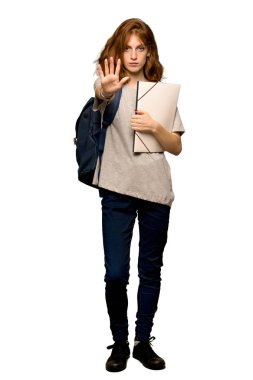 İzole beyaz arka plan üzerinde yanlış düşünüyor bir durum inkar durdurmak jest yapma bir genç redhead öğrenci tam uzunlukta bir kadeh