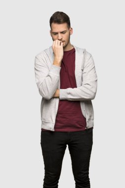 Kazak gri arka plan üzerinde şüpheleri olan adam