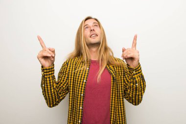 Sarışın adam uzun saçlı ve kareli gömlek işaret parmağı ile harika bir fikir ile