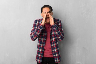 Adam grunge duvar üzerinde bağırarak ve bir şey ilan