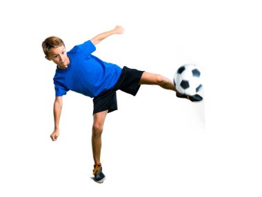 İzole beyaz arka plan üzerinde topu tekmeleme futbol oynayan çocuğun tam uzunlukta bir atış