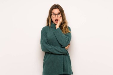 Genç kız şaşırttı ve doğru bakarken şok beyaz duvar üzerinde