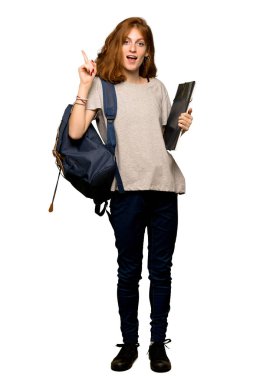 İzole beyaz arka plan üzerinde parmak kaldırma süre çözüm isteyen bir genç redhead öğrenci tam uzunlukta bir kadeh anlar