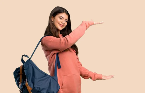 Menina Adolescente Com Camisola Mochila Segurando Copyspace Para Inserir Anúncio — Fotografia de Stock