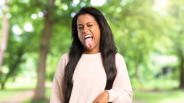 Giovane Afro Americano Donna Mostrando Lingua Alla Fotocamera Avendo Sguardo — Foto Stock