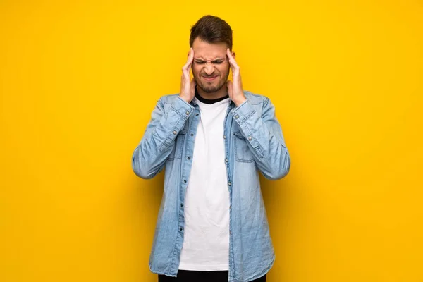 Knappe Man Gele Muur Met Hoofdpijn — Stockfoto