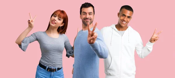 Grupo Tres Amigos Sonriendo Mostrando Señal Victoria — Foto de Stock