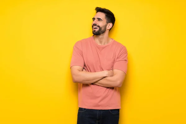 Hombre Guapo Sobre Pared Amarilla Manteniendo Los Brazos Cruzados Mientras — Foto de Stock