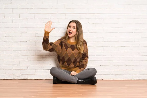 Teenager Mädchen Sitzt Auf Dem Boden Und Grüßt Mit Fröhlichem — Stockfoto