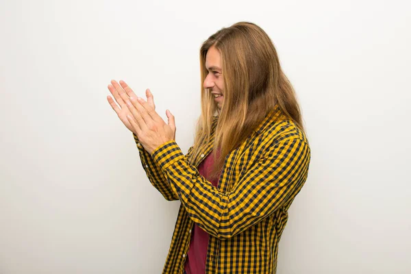 Homme Blond Aux Cheveux Longs Chemise Carreaux Applaudissant Après Présentation — Photo