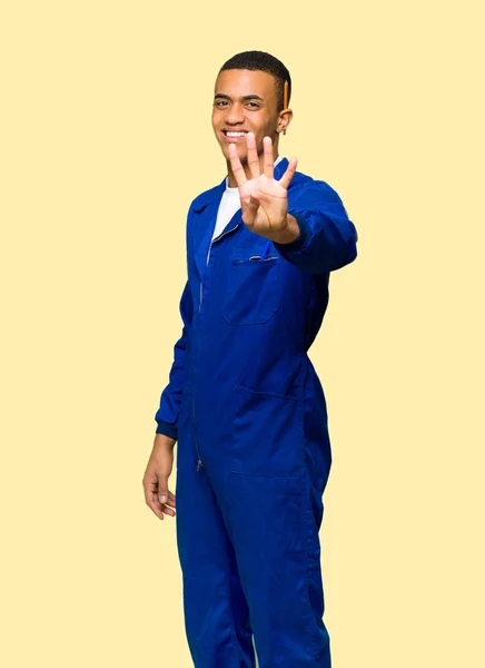 Jonge Afro Amerikaanse Arbeider Man Gelukkig Tellen Vier Met Vingers — Stockfoto