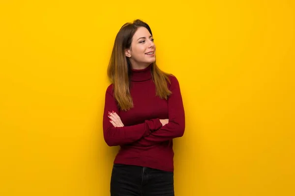 Mujer Con Cuello Alto Sobre Pared Amarilla Feliz Sonriente —  Fotos de Stock