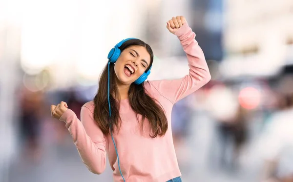 Chica Adolescente Con Camisa Rosa Escuchando Música Con Auriculares Bailando —  Fotos de Stock