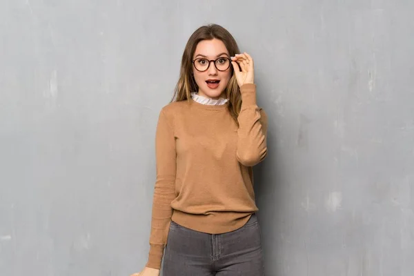 Chica Adolescente Sobre Pared Texturizada Con Gafas Sorprendida —  Fotos de Stock