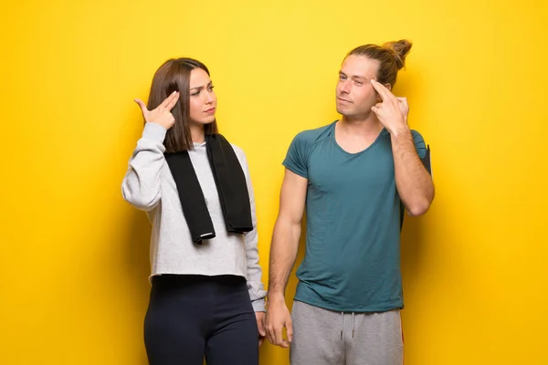 Grupo Atletas Sobre Fondo Amarillo Con Problemas Para Hacer Gesto — Foto de Stock