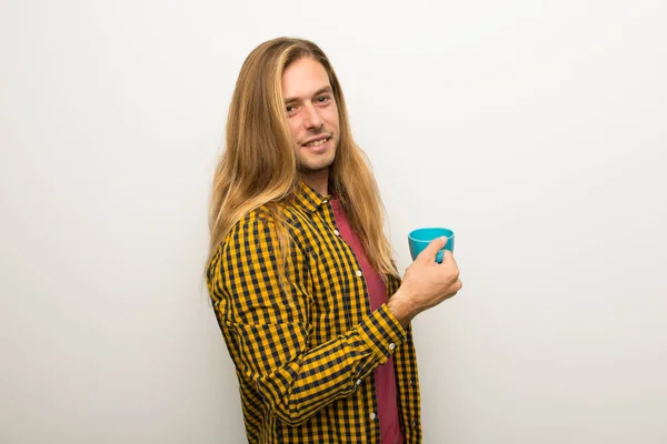 Blond Człowiek Długimi Włosami Kraciaste Koszule Trzymając Filiżankę Gorącej Kawy — Zdjęcie stockowe