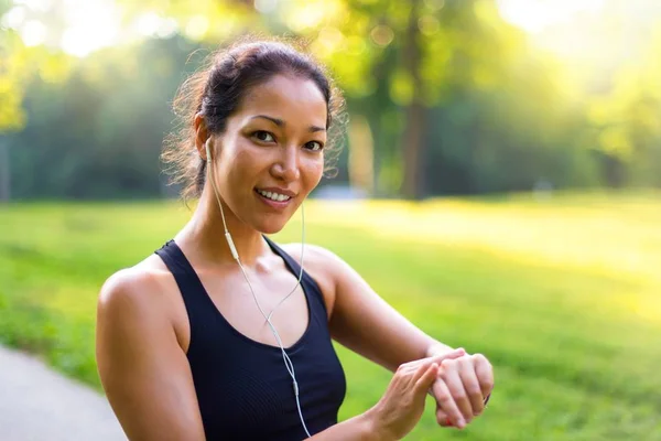 Deporte Asiático Mujer Escuchando Música Con Auriculares Aire Libre — Foto de Stock