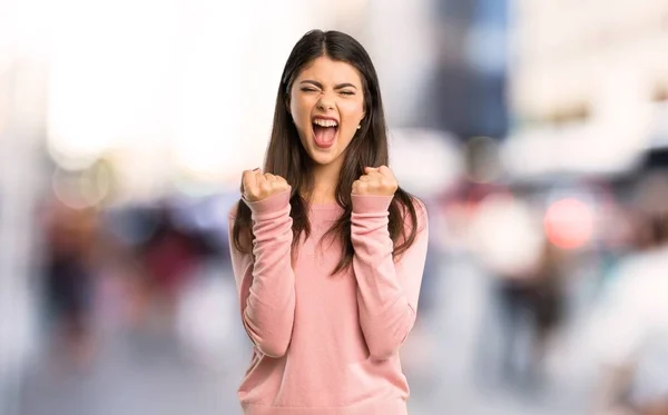 Teenager Mädchen Mit Rosa Hemd Frustriert Über Eine Schlimme Situation — Stockfoto