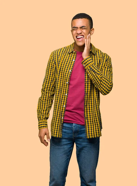 Genç afro Amerikalı adam izole arka plan üzerinde diş ağrısı ile