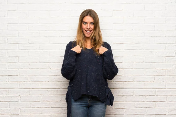 Blonde Woman Brick Wall Making Rock Gesture — Stock Photo, Image