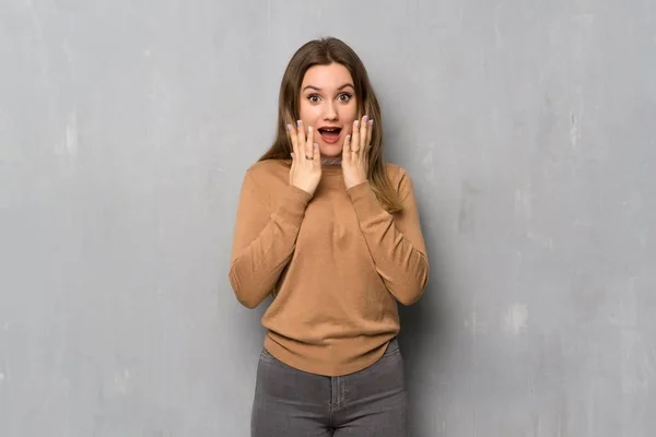 Teenager Girl Textured Wall Surprise Facial Expression — Stock Photo, Image