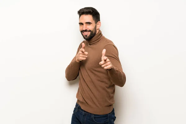 Bonito Homem Sobre Parede Branca Apontando Para Frente Sorrindo — Fotografia de Stock