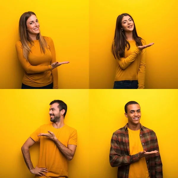 Set Persone Che Presentano Idea Mentre Guardano Sorridente Verso — Foto Stock