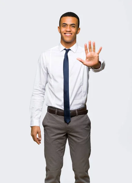 Jovem Empresário Afro Americano Contando Cinco Com Dedos Fundo Isolado — Fotografia de Stock