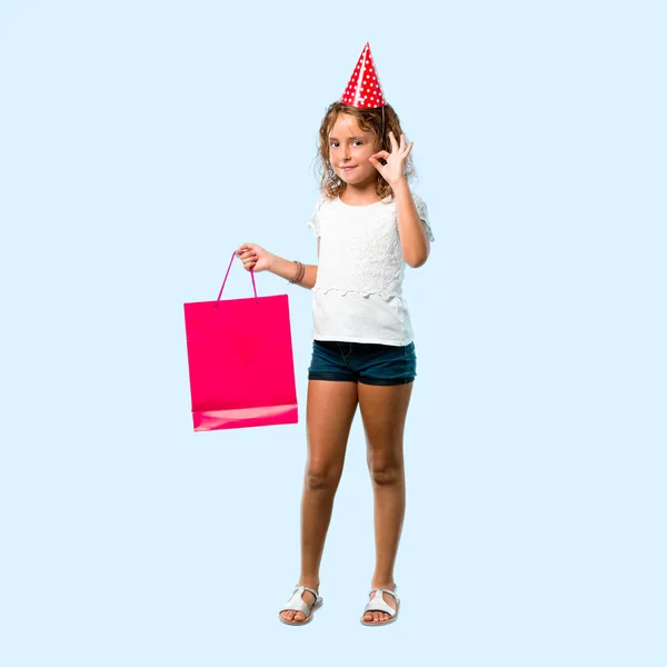 Całe Ciało Dziewczynka Przyjęcie Urodzinowe Trzymając Torba Prezent Przedstawiający Znak — Zdjęcie stockowe