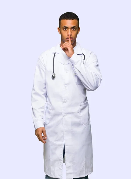 Giovane Afro Americano Uomo Medico Mostrando Segno Silenzio Gesto Mettendo — Foto Stock