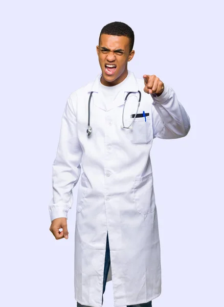 Giovane Afro Americano Uomo Medico Frustrato Una Brutta Situazione Indicando — Foto Stock