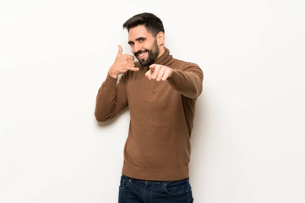 Bel Homme Sur Mur Blanc Faisant Geste Téléphone Pointant Vers — Photo