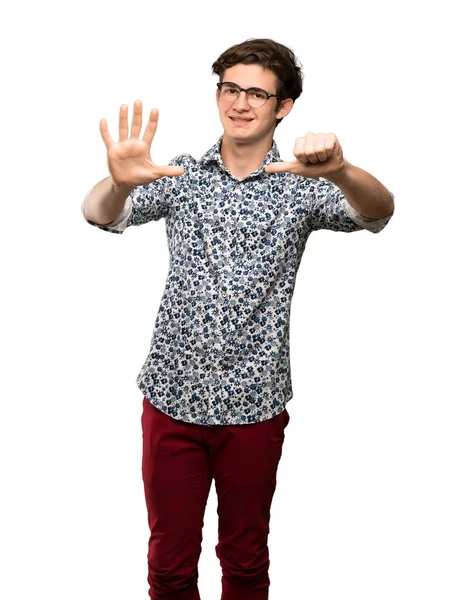 Adolescente Homem Com Camisa Flor Óculos Contando Seis Com Dedos — Fotografia de Stock