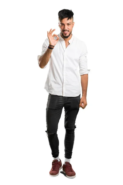Tiro Completo Jovem Árabe Com Camisa Branca Mostrando Sinal Com — Fotografia de Stock