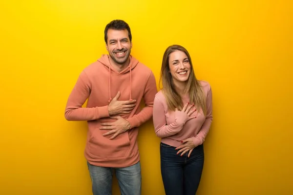 Grupa Dwóch Osób Żółte Tło Uśmiechający Się Dużo Kładąc Ręce — Zdjęcie stockowe