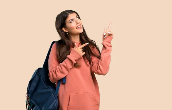 Menina Adolescente Com Camisola Mochila Apontando Com Dedo Indicador Olhando — Fotografia de Stock