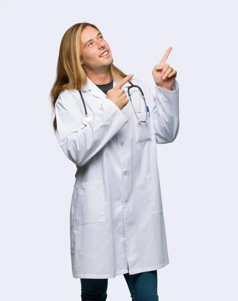 Doctor Hombre Señalando Con Dedo Índice Mirando Hacia Arriba Fondo — Foto de Stock