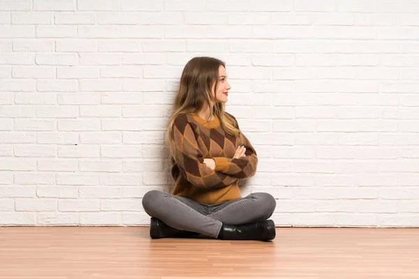 Tiener Meisje Zitten Vloer Laterale Positie — Stockfoto