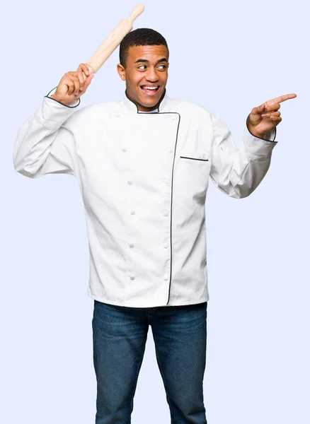 Jovem Chef Afro Americano Apontando Dedo Para Lado Apresentando Produto — Fotografia de Stock