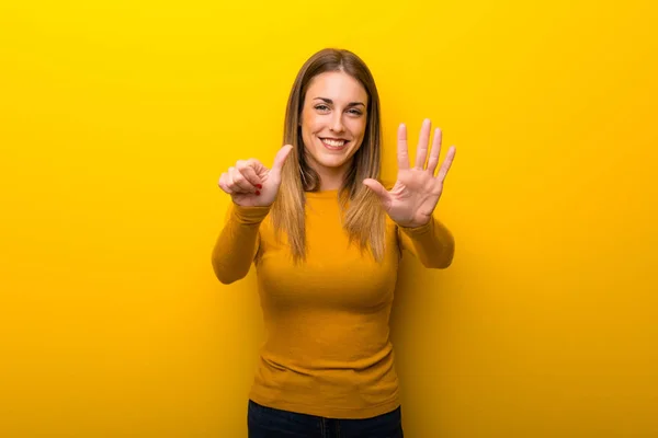 Jonge Vrouw Gele Achtergrond Tellen Zes Met Vingers — Stockfoto