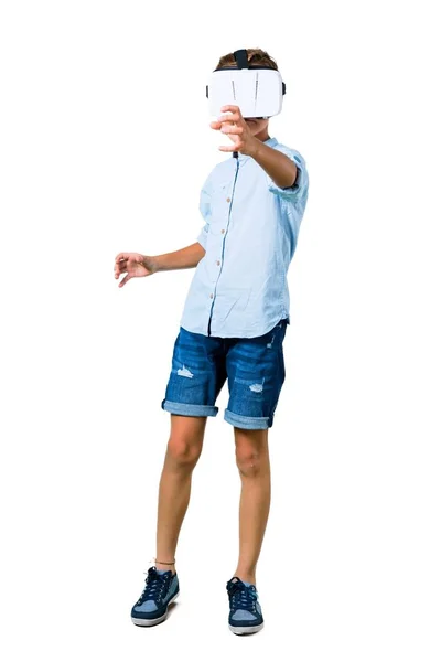 Niño Pequeño Usando Gafas Sobre Fondo Blanco Aislado — Foto de Stock