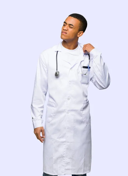 Giovane Afro Americano Uomo Medico Con Espressione Stanca Malata Sfondo — Foto Stock