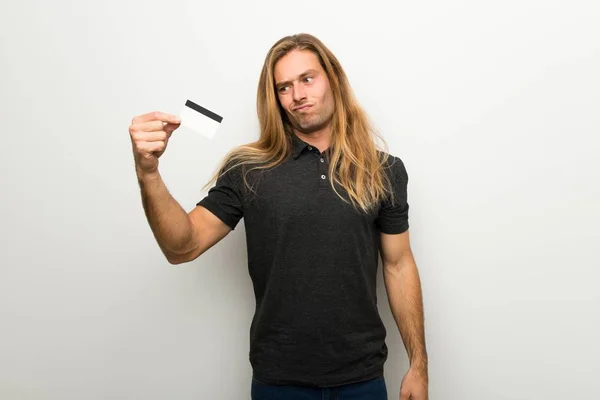 Uomo Biondo Con Capelli Lunghi Sopra Muro Bianco Che Prende — Foto Stock