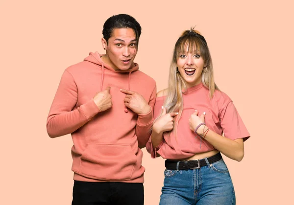 Junges Paar Mit Überraschendem Gesichtsausdruck Über Rosa Hintergrund — Stockfoto