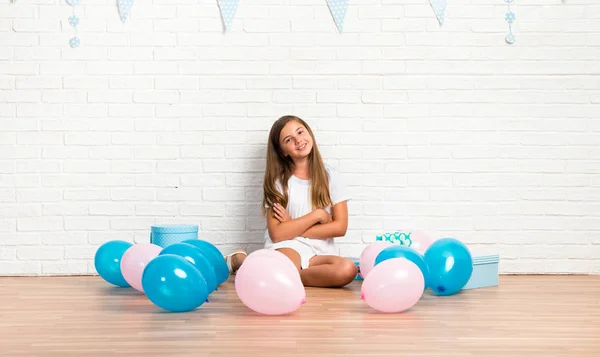 Klein Meisje Een Verjaardagspartij Met Haar Armen Gekruist — Stockfoto