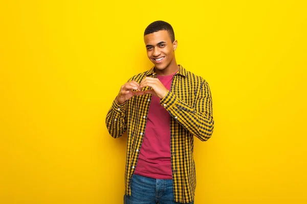 Junger Afroamerikanischer Mann Auf Gelbem Hintergrund Der Herz Symbol Mit — Stockfoto