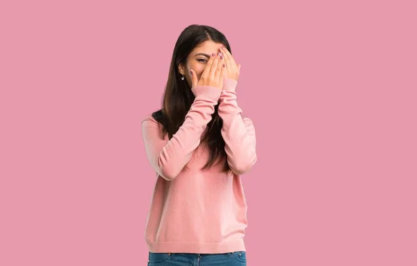 Tiener Meisje Met Roze Shirt Voor Ogen Door Handen Kijken — Stockfoto